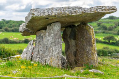 Poulnabrone Dolmenleri, muhtemelen M.Ö. 4200 ile M.S 2900 yılları arasında, Burren, County Clare, İrlanda, Birleşik Krallık