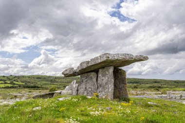 Poulnabrone Dolmenleri, muhtemelen M.Ö. 4200 ile M.S 2900 yılları arasında, Burren, County Clare, İrlanda, Birleşik Krallık