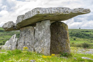 Poulnabrone Dolmenleri, muhtemelen M.Ö. 4200 ile M.S 2900 yılları arasında, Burren, County Clare, İrlanda, Birleşik Krallık