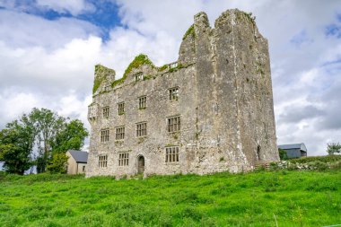 Leamaneh Kalesi, 15. yüzyıl kulesi, The Burren, County Clare, İrlanda, Birleşik Krallık