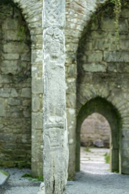 Uzun cüppeli insan figürü, Kilfenora Ortaçağ Katedrali (Saint Fachtnanrsquo), Doorty Cross, The Burren, County Clare, İrlanda, Birleşik Krallık