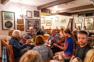 Bir Pub, Doolin, County Clare, İrlanda 'da Kelt müzik grubu