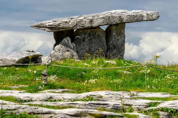 Poulnabrone Dolmenleri, muhtemelen M.Ö. 4200 ile M.S 2900 yılları arasında, Burren, County Clare, İrlanda, Birleşik Krallık