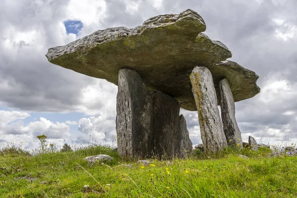 Dolmen Poulnabrone Provavelmente Entre 4200 2900 Burren County Clare Irlanda — Fotografia de Stock