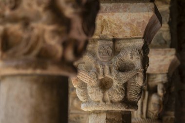 Manastır başkentleri, kalkanlı rampalar, San Martn de Canigo manastırı, Languedoc-Roussillon bölgesi, Fransa Cumhuriyeti,