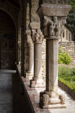 Manastır galerisi ve Roma başkentleri, San Martn de Canigo manastırı, Conflent bölgesi, Pyrnes-Orientales, Languedoc-Roussillon bölgesi, Fransa Cumhuriyeti, Avrupa