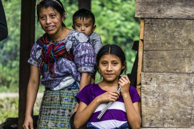 La Parroquia (Lancetillo), El Quiche, Sierra de los Cuchumatanes, Guatemala, Orta Amerika yakınlarındaki Panaman köyünden gençler