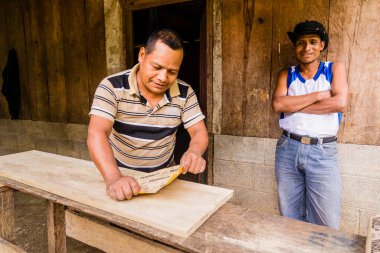 La Parroquia (Lancetillo), El Quiche, Sierra de los Cuchumatanes, Guatemala, Orta Amerika yakınlarındaki Panama köyünde bir kulübeyi tamir eden marangoz.