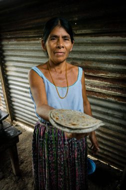 Mısır keki hazırlayan kadın, Lancetillo, La Parroquia, Reyna bölgesi, Quiche, Guatemala, Orta Amerika
