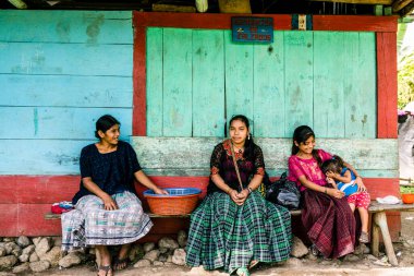 Renkli bir duvarın önündeki kadınlar, Lancetillo, La Parroquia, Reyna bölgesi, Quiche, Guatemala, Orta Amerika