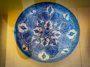 Arap kültür plakası, Mojfia, Fas, 1900-1950, kil, vernik ve pigmentler, Antropoloji Ulusal Müzesi, Madrid, İspanya