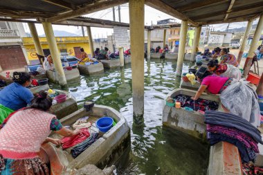 Çamaşırhanede çamaşır yıkayan kadınlar, Jocotenango, Guatemala, Orta Amerika