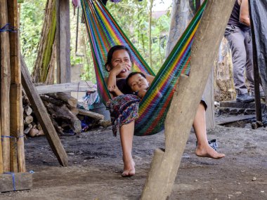 Kızıyla birlikte hamakta dinlenen kadın, Lancetillo-La Parroquia, Zona Reina, Quiche, Guatemala, Orta Amerika