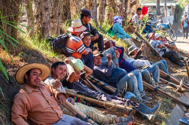 İşçiler dinleniyor, içme suyu boruları inşa ediliyor, Xullmal, Guatemala, Orta Amerika