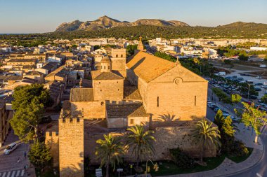 Arka planda Sant Jaume Kilisesi ve Puig de S Atalaya, Alcudia, Mallorca, Balearic Adaları, İspanya