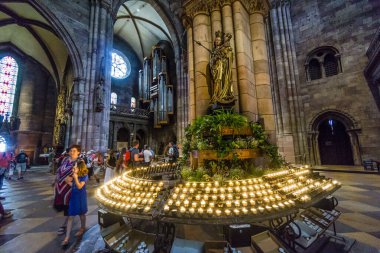 Mumlar, Freiburg Minster, üç aşamada inşa edildi, 1120 'de, 1210' da ikinci ve 1230 'da üçüncü, Gotik tarzı bina, Freiburg im Breisgau, Almanya, Avrupa
