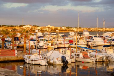 Estanyol marinası, gün batımı liman üzerinde, Llucmajor, Mallorca, Balearic Adaları, İspanya