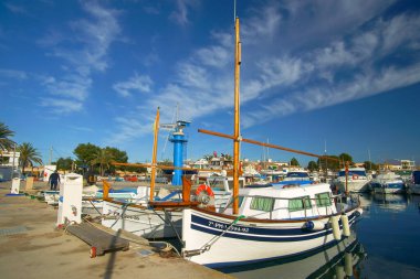 Eğlence tekneleri, Estanyol marinası, Llucmajor, Mallorca, Balear Adaları, İspanya