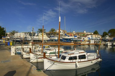 Eğlence tekneleri, Estanyol marinası, Llucmajor, Mallorca, Balear Adaları, İspanya