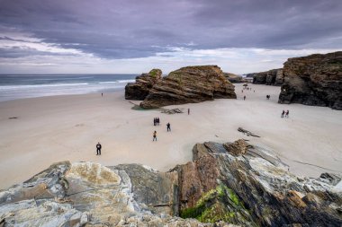 Las Catedrales plajı, resifler arası gelgit, Ribadeo, Lugo, Galiçya, İspanya