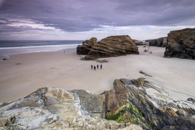 Las Catedrales plajı, resifler arası gelgit, Ribadeo, Lugo, Galiçya, İspanya