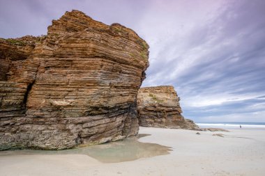 Las Catedrales plajı, resifler arası gelgit, Ribadeo, Lugo, Galiçya, İspanya