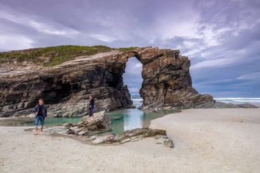 Las Catedrales plajı, resifler arası gelgit, Ribadeo, Lugo, Galiçya, İspanya