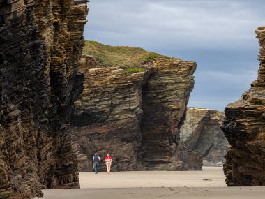 Las Catedrales plajı, resifler arası gelgit, Ribadeo, Lugo, Galiçya, İspanya