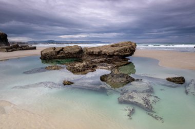 Las Catedrales plajı, resifler arası gelgit, Ribadeo, Lugo, Galiçya, İspanya