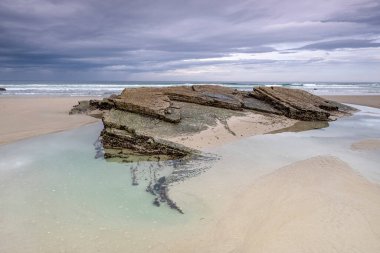 Las Catedrales plajı, resifler arası gelgit, Ribadeo, Lugo, Galiçya, İspanya