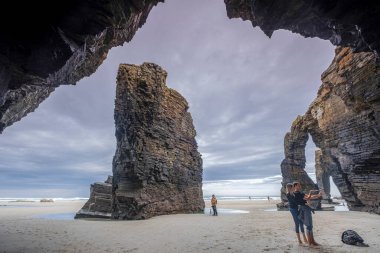 Las Catedrales plajı, resifler arası gelgit, Ribadeo, Lugo, Galiçya, İspanya