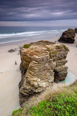 Las Catedrales plajı, resifler arası gelgit, Ribadeo, Lugo, Galiçya, İspanya