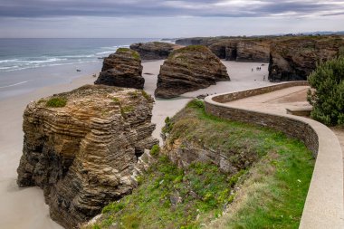 Las Catedrales plajı, resifler arası gelgit, Ribadeo, Lugo, Galiçya, İspanya