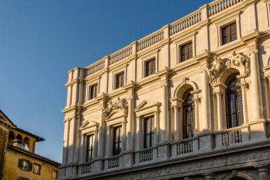 Yeni sarayın ön cephesindeki heykeller, Angelo Mai Şehir Kütüphanesi, Piazza Vecchia, Yukarı Şehir, Bergamo, Lombardy, İtalya, Avrupa
