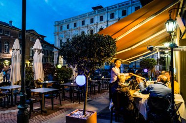 Alacakaranlıktaki restoran, Piazza Vecchia, Yukarı Şehir, Bergamo, Lombardy, İtalya, Avrupa