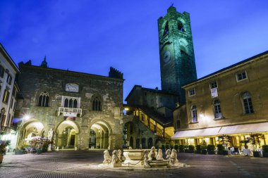 Campanone ve Alvise Contarini çeşmesi, Palazzo de la Ragione, Piazza Vecchia, Yukarı kasaba, Bergamo, Lombardy, İtalya, Avrupa