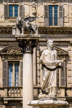 Saint Mark 'ın Aslanı, Venedik Cumhuriyeti' nin sembolü Palazzo Maffei, Piazza delle Erbe, Verona, dünya mirası bölgesi, Veneto, İtalya, Avrupa