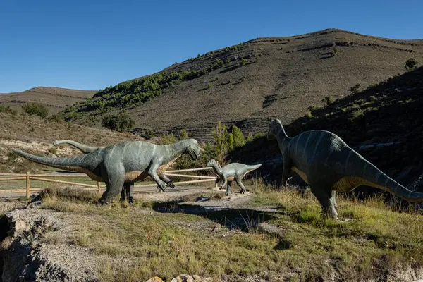 Iguanodon, gerçek boyutta üreme, Valdecevillo sitesi, Enciso, La Rioja, İspanya, Avrupa
