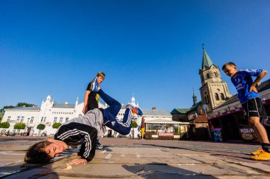 Pazar meydanında breakdance, Sanok, subcarpathian Voyvodeship, Polonya, doğu Avrupa