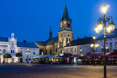 Kilise ve Fransisken manastırı, neo-romaniç, pazar meydanı, Sanok, Subcarpathian Voyvodeship, Polonya, doğu Avrupa