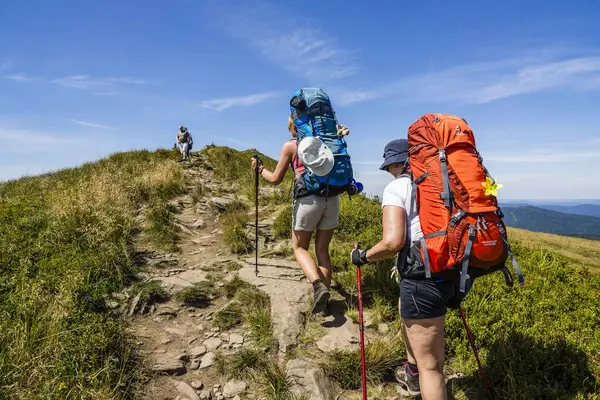 stock image Hikers on the Carynska Polonina ridge, Bieszczady National Park, UNESCO Reserve - Eastern Carpathian Biosphere Reserve, Carpathian Mountains, Poland, Eastern Europe