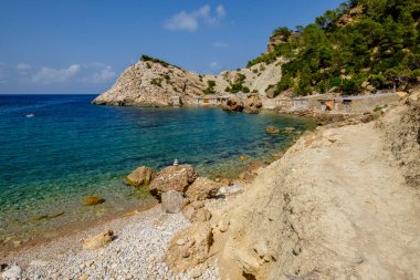 Es Portitxol plajı, taş koy, Sant Joan de Labritja Belediyesi, İbiza, Balear Adaları, İspanya