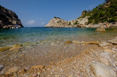 Es Portitxol plajı, taş koy, Sant Joan de Labritja Belediyesi, İbiza, Balear Adaları, İspanya