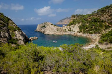Es Portitxol plajı, taş koy, Sant Joan de Labritja Belediyesi, İbiza, Balear Adaları, İspanya