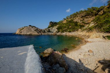 Es Portitxol plajı, taş koy, Sant Joan de Labritja Belediyesi, İbiza, Balear Adaları, İspanya