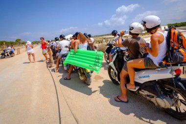 Sa Guia, ses Salines Natural Park, Ibiza ve Formentera, Formentera, Balearic Adaları, İspanya yolunda parkın girişinde motosiklet kuyruğuna giren turistler