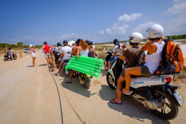Sa Guia, ses Salines Natural Park, Ibiza ve Formentera, Formentera, Balearic Adaları, İspanya yolunda parkın girişinde motosiklet kuyruğuna giren turistler