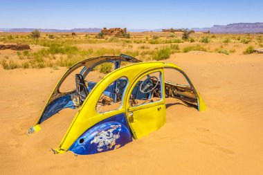 Citroen 2CV kumda gömülü, Tamegroute, Fas, Afrika