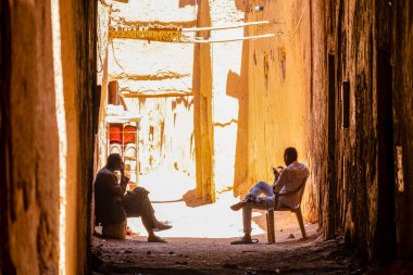 Tamegroute Ksar, Draa Valley, Fas, Afrika 'daki gölgeli sokak.