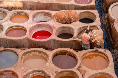 Çalışan boyacılar, Chouwara tabakhanesi, Medina Fez el-Bali. Fez, Fas, Afrika